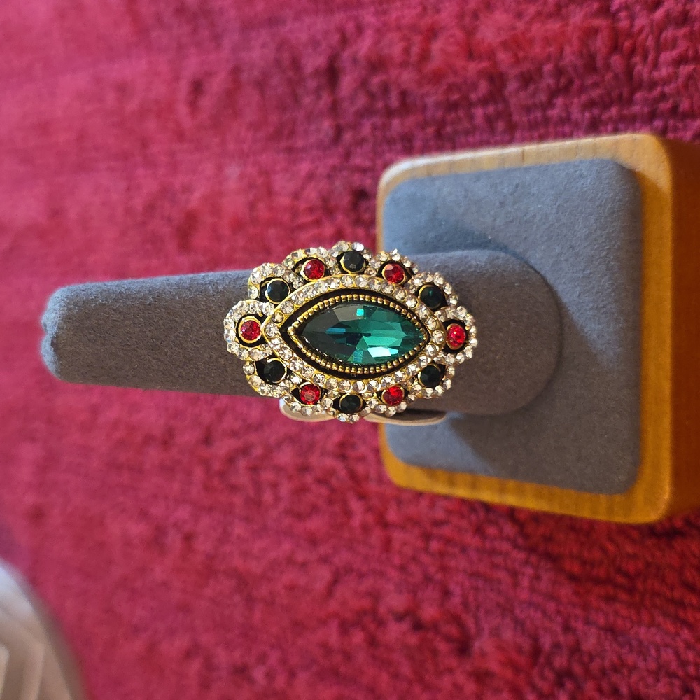 Nwt VINTAGE Gold and Green Statement Ring